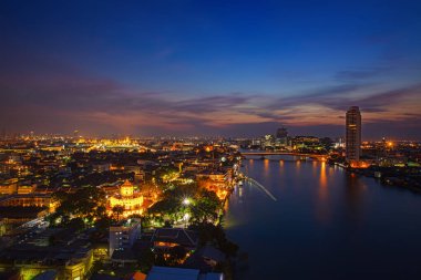 Bangkok City Scape, Tayland gecesi. Bangkok 'taki Chao Praya Nehri Panoraması. Büyük Saray ve Zümrüt Buddha Tapınağı 'nın olduğu phra Sumen Kalesi manzarası, Bangkok Tayland. 13 Ocak 2019
