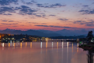 gün doğumu ya da sabah ışığı. Mon Köprüsü uzun tahta köprüdür. Resmi adı Attanusorn Köprüsü. Mon köyündeki balıkçılar, Sangkhla Buri, Kanchanaburi, Tayland 24 Ocak 2019
