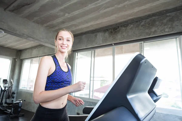 White Women Exercising Exercise Machines Young People Running Treadmill Gym — Stock Photo, Image