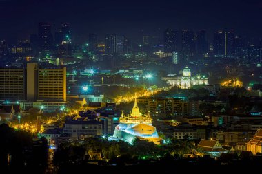 Şehir manzarası, Bangkok 'un Altın Dağı ve Ananta Samakhom Taht Salonu (Beyaz Saray). Wat Saket Ratcha Wora Maha Wihan Bangkok 'un popüler turistik merkezi. Tayland. 26 Ocak 2019.