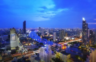 Bangkok City Scape 'de. İş yerindeki Tayland gece görüşü. Alacakaranlık ve nehir manzaralarında. Bangkok Tayland 27 Mayıs 2019