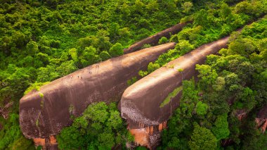 İnsansız uçağın yüksek açılı görüntüsü. Popüler turist eğlencesi. Üç balina taşı. Tayland, Bungkarn 'daki Phu Sing Country Park' ta üç balinanın kuş bakışı görüntüsü..