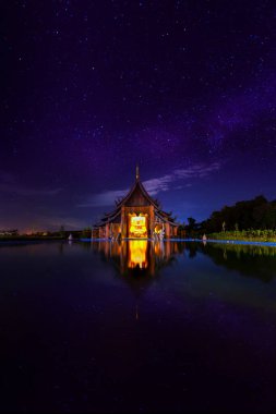 Wat Pa Kham Charoen. Tapınağı olan bir Tayland tapınağı, meşe ağacından yapılmış bir kilise ve güzel bir havuz. Udon Thani ilinin Ban Dung ilçesinde yer alıyor. Tayland.