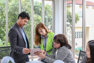 Mühendislik ekibi planla ve yapıyla buluşuyor. Mühendislik ekibi neşeyle bir etkinlik planlıyor. Grup mühendisleri ofisteki toplantı odasında iş tartışıyorlar..