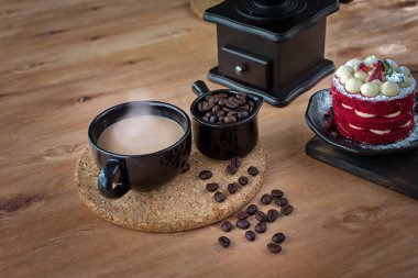 Bir fincan kahve ve çiçekler ahşap masada. Kopyalama alanı olan üst görünüm.