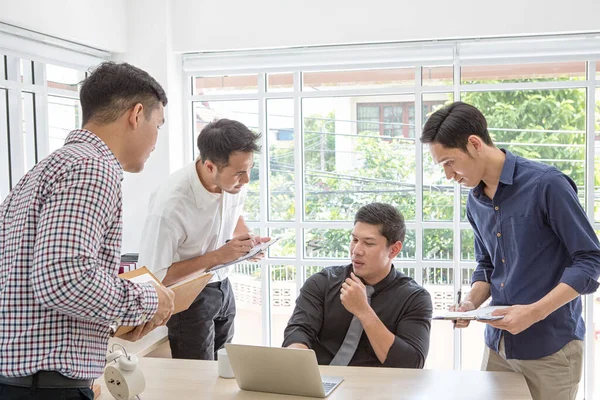 Adamı Toplantıda Bilgi Topluyor Adamları Masanın Etrafında Toplanıyor Asyalılar Genç — Stok fotoğraf