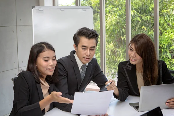 Team Asian Business Posing Meeting Room Working Brainstorming Spacious Board — Stock Photo, Image