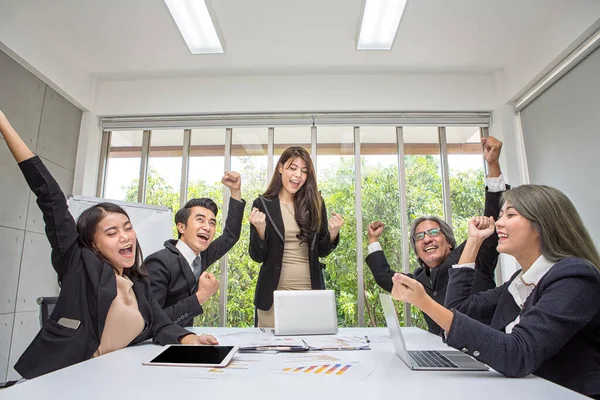 Ofiste Tezahürat Yapan Mutlu Adamlarının Takım Çalışması Başarını Kutla Ekibi — Stok fotoğraf