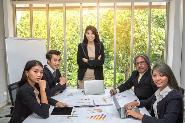 Gruppe Von Asiatischen Unternehmen Posiert Konferenzraum Brainstorming Geräumigen Sitzungssaal Des — Stockfoto