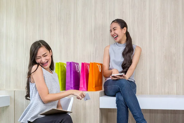 Duas Mulheres Felizes Usando Compras Celular Tablet Duas Jovens Sorrir — Fotografia de Stock