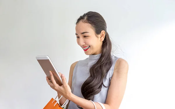 Joyeux Jeune Femme Tenant Sacs Provisions Téléphone Portable Femme Asiatique — Photo
