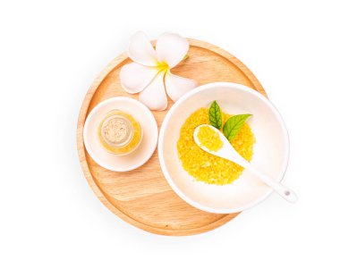 Spa seti konsepti. El yapımı Tuz Fırçası ve Krem Ovası Diskte çiçek ya da odun. Tayland. Yolları olan beyaz arkaplanda izole.