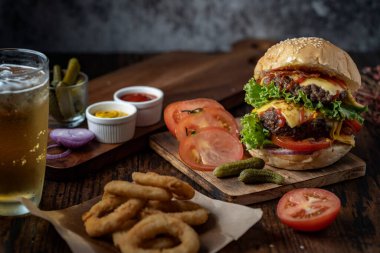 Taze ve sulu hamburger. Sığır etli ya da pastırmalı çizburger, domates köftesi, soğan halkası ve soda ya da bira. Yiyecek abur cubur..