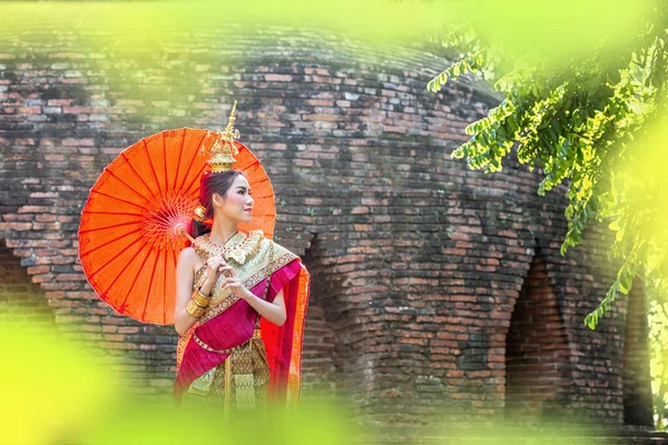 Thai Woman Traditionell Kostym Med Paraply Thailand Kvinna Traditionell Kostym — Stockfoto