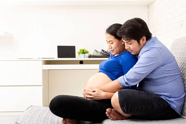Make Och Maka Graviditeten Porträtt Gravid Kvinna Och Man Ler — Stockfoto