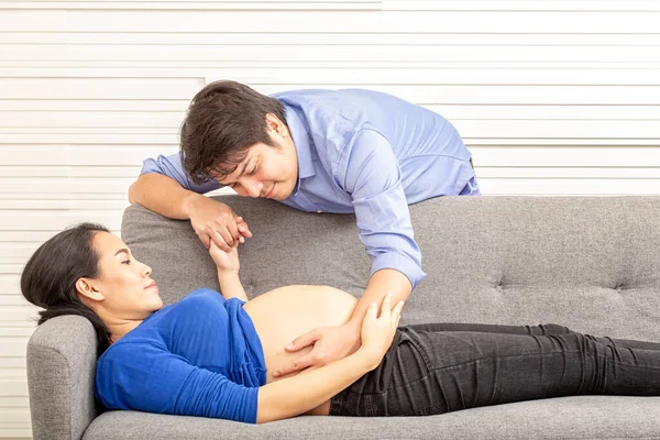 Make Och Maka Graviditeten Porträtt Gravid Kvinna Och Man Ler — Stockfoto