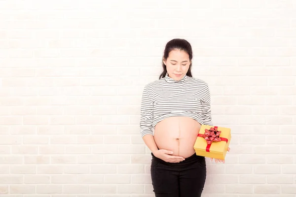Těhotná Matka Drží Dárkovou Krabici Bílém Cihlovém Pozadí Asijské Těhotná — Stock fotografie