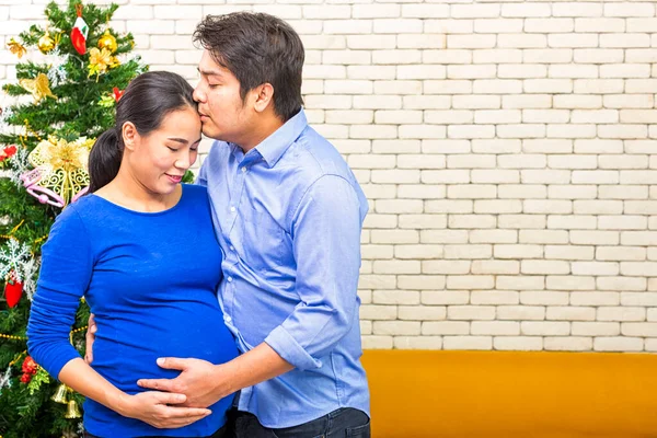 Far Kysser Den Gravida Modern Unga Blivande Föräldrar Lyckliga Tillsammans — Stockfoto