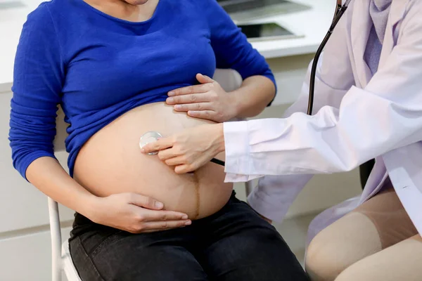 Médico Está Examinar Gravidez Jovem Médico Examinando Mulher Grávida Clínica — Fotografia de Stock