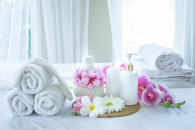 Spa konsepti. Spa seti ve yatak masajında aromatik masaj yağı. Aroma terapisi için Tayland seti ve yatakta çiçekle masaj, rahatlama ve sağlıklı bakım.