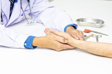 Alternatif tıp konsepti. Doktor nabzı ölçüyor. Geleneksel doktor nabız ölçümü.