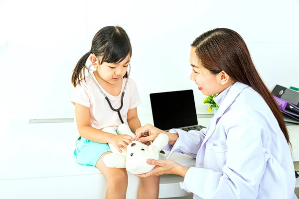 Doctor Está Revisando Osito Peluche Doctora Está Examinando Las Chicas —  Fotos de Stock