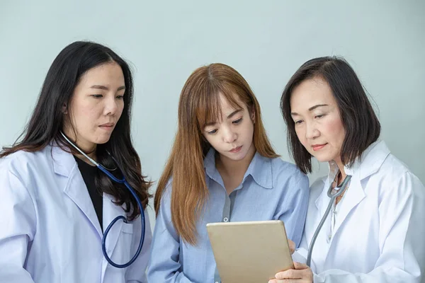 Dos Trabajadores Médicos Asiáticos Sonríen Retrato Médico Asiático Químicos Haciendo —  Fotos de Stock