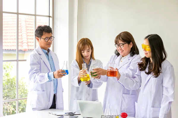 Научный Тест Качество Научных Исследований Химика Группа Ученых Работает Лаборатории — стоковое фото