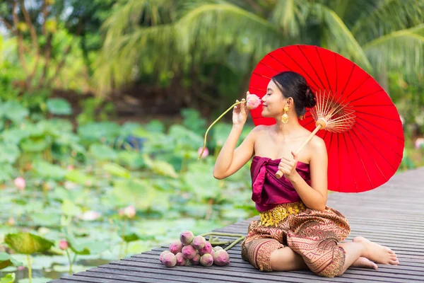 Kvinnlig Turist Som Bär Thailändsk Klänning Tar Bilder Med Lotusblommor — Stockfoto