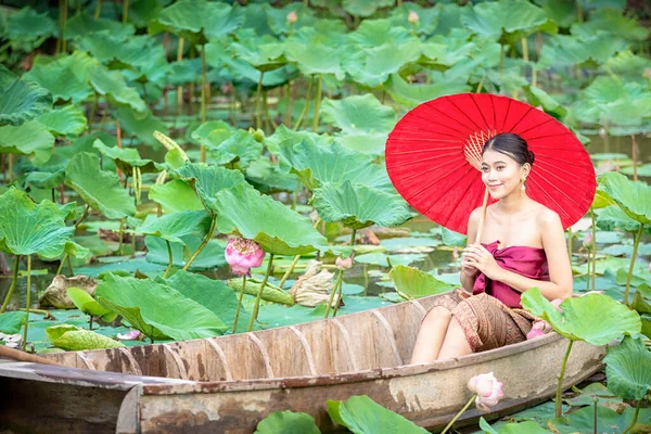 Mujer Tailandesa Barco Madera Recogiendo Flores Loto Mujeres Asiáticas Sentadas —  Fotos de Stock