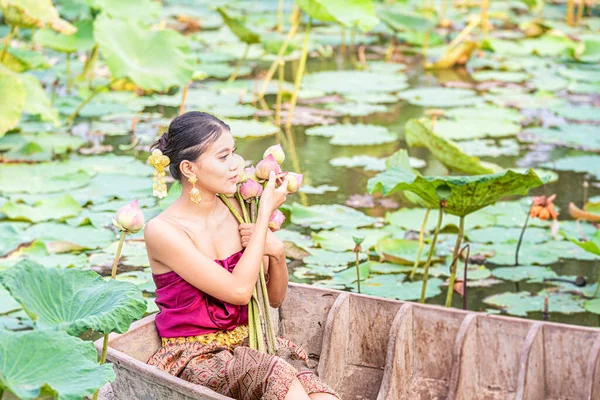 Тайская Женщина Сидит Деревянной Лодке Собирает Розовые Цветы Лотоса Женщины — стоковое фото