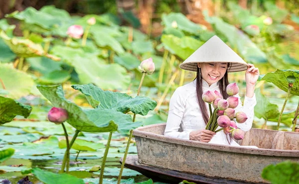 Вьетнамская Женщина Сидит Деревянной Лодке Собирает Розовые Цветы Лотоса Женщины — стоковое фото