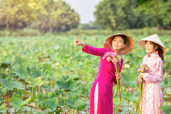 Вьетнамские Девушки Приглашают Своих Друзей Смотреть Красочные Цветы Лотоса Красивая — стоковое фото
