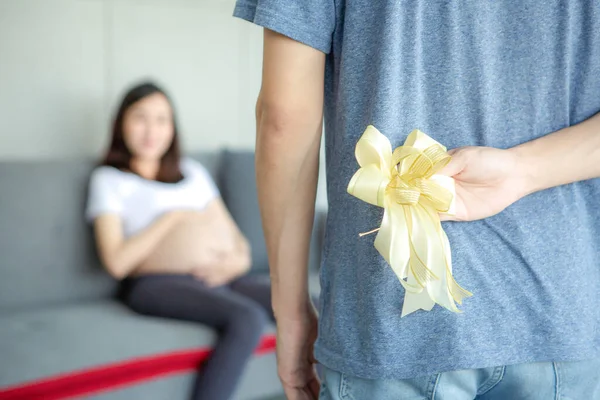 Otec Dává Dárek Těhotné Ženě Asijské Těhotenství Gauči Muž Nadáním — Stock fotografie