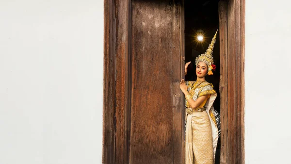 Uma Mulher Asiática Vestindo Traje Tradicional Para Ramya Está Escondida — Fotografia de Stock