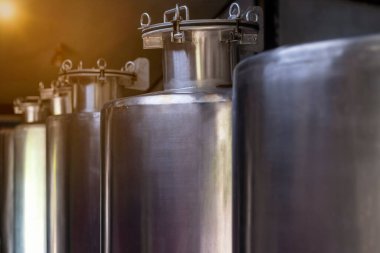 Paslanmaz çelik şarap fermantasyon tankı. Bira fermantasyon tanklarının tanıtımı bira fermantasyon tankları. Küçük el sanatları özel bira fabrikasında fermantasyon tankları.