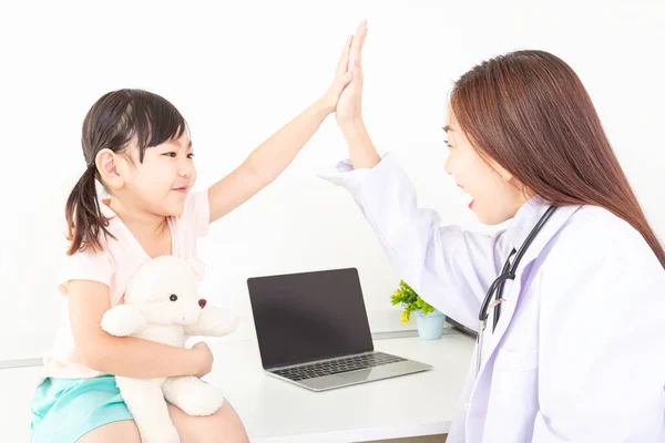 Dziewczynka Doktor Gratulują Dobrego Zdrowia Dziewczyna Lekarz Klaskający Dłonie Klinika — Zdjęcie stockowe