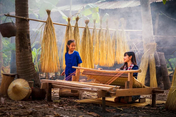 Aziatisch Meisje Weeft Mat Meisjes Weven Matten Het Platteland Nong — Stockfoto