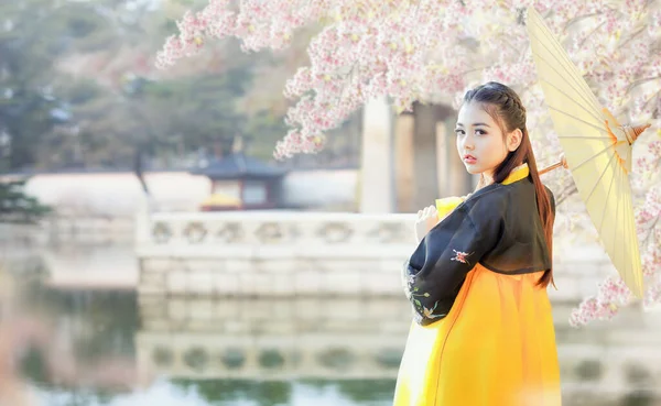 Gadis Korea Mengenakan Hanbok Mengenakan Payung Kuning Istana Terkenal Seoul — Stok Foto