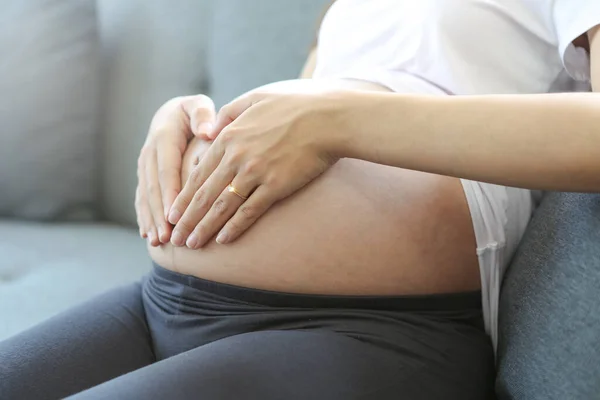 Uma Jovem Mãe Está Fazendo Uma Mão Forma Coração Seu — Fotografia de Stock