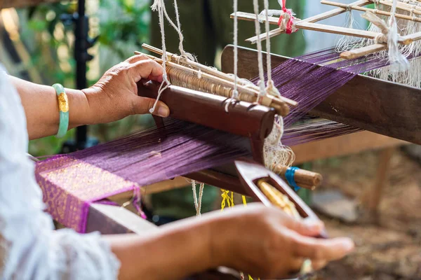 Tradicional Isan Tailandês Tecelagem Seda Velha Mulher Mão Tecendo Seda — Fotografia de Stock
