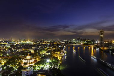 Bangkok City Scape, Tayland gecesi. Bangkok 'taki Chao Praya Nehri Panoraması. Arkasında Büyük Saray ve Zümrüt Buda Tapınağı olan phra Sumen Kalesi manzarası, Bangkok Tayland.