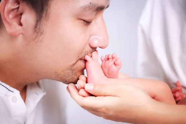 Papá Está Besando Los Pies Del Bebé Feliz Padre Cariñoso — Foto de Stock