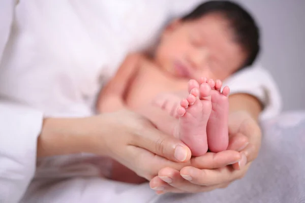 Madre Sostuvo Bebé Mano Mamá Sosteniendo Pequeños Pies Bebé Mujer — Foto de Stock