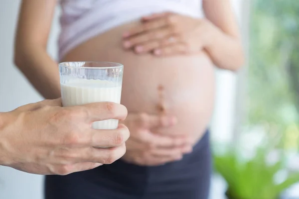 Mãe Pai Bebem Leite Para Saúde Feto Pai Grávida Feliz — Fotografia de Stock