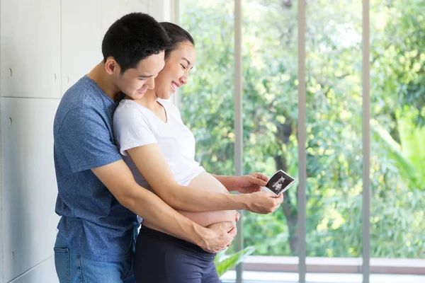 Máma Tátou Dívají Fotky Ultrazvuku Jejich Rukou Mladý Asijské Těhotná — Stock fotografie