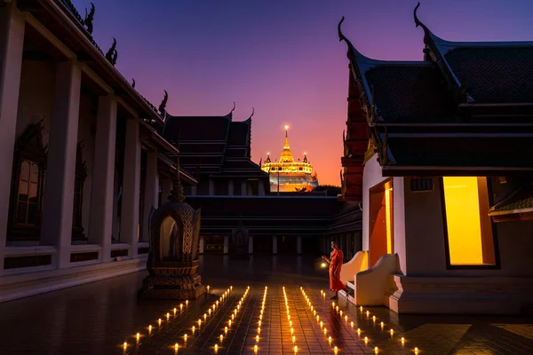 曼谷地标夜城天际线 Wat Saket 黄金山 Phu Khao Thong 与和尚的夜景 — 图库照片