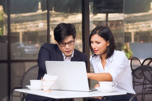 Arbeitsraumkonzept Asiatische Unternehmen Schauen Und Denken Vor Dem Laptop Während — Stockfoto