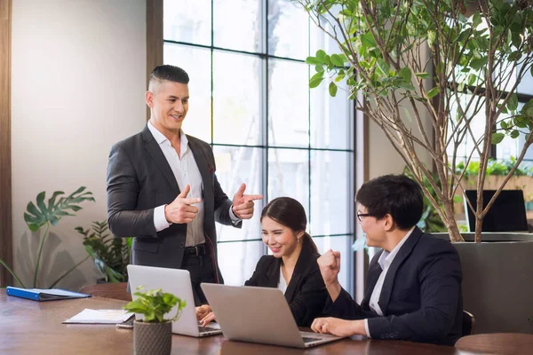 Concepto Espacio Trabajo Negocio Asiático Mirando Delante Computadora Portátil Mientras — Foto de Stock