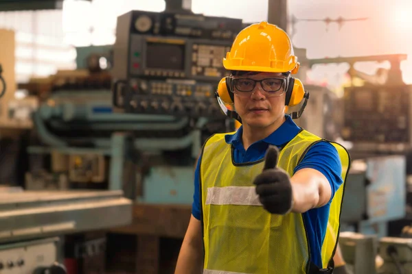 Ingénieur Travaillant Dans Industrie Portrait Asiatique Jeune Ingénieur Portant Casque — Photo